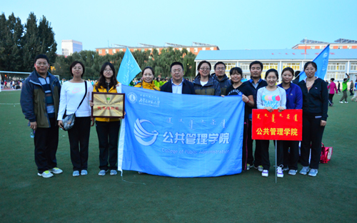 校党委书记杨一江亲切慰问足球比赛结果
教师